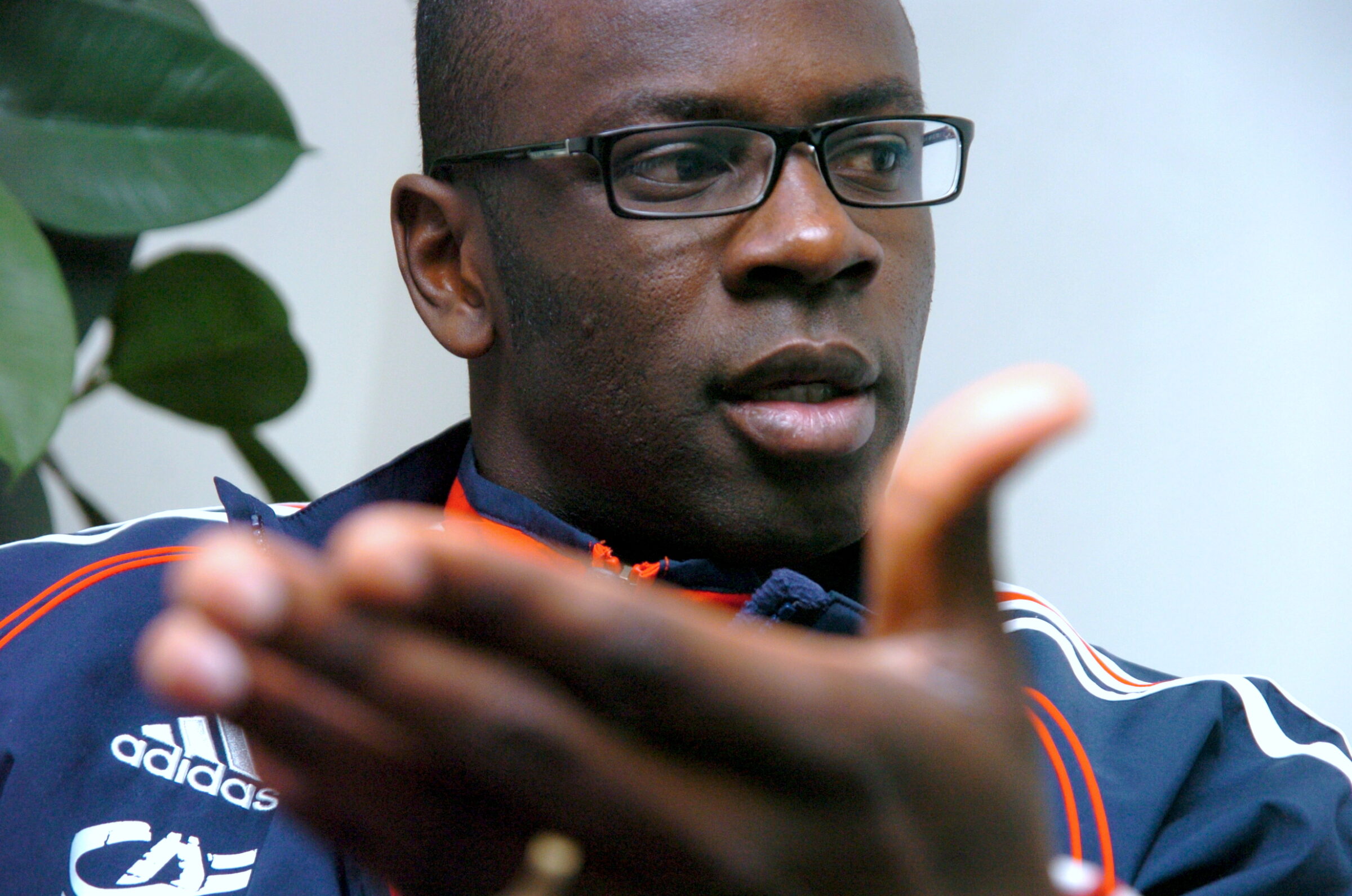 Ancien joueur clé des vainqueurs du monde en 1998, Liliam Thuram monte sur le terrain pour défendre le maire de Saint-Denis accablé par toute la France du racisme.
