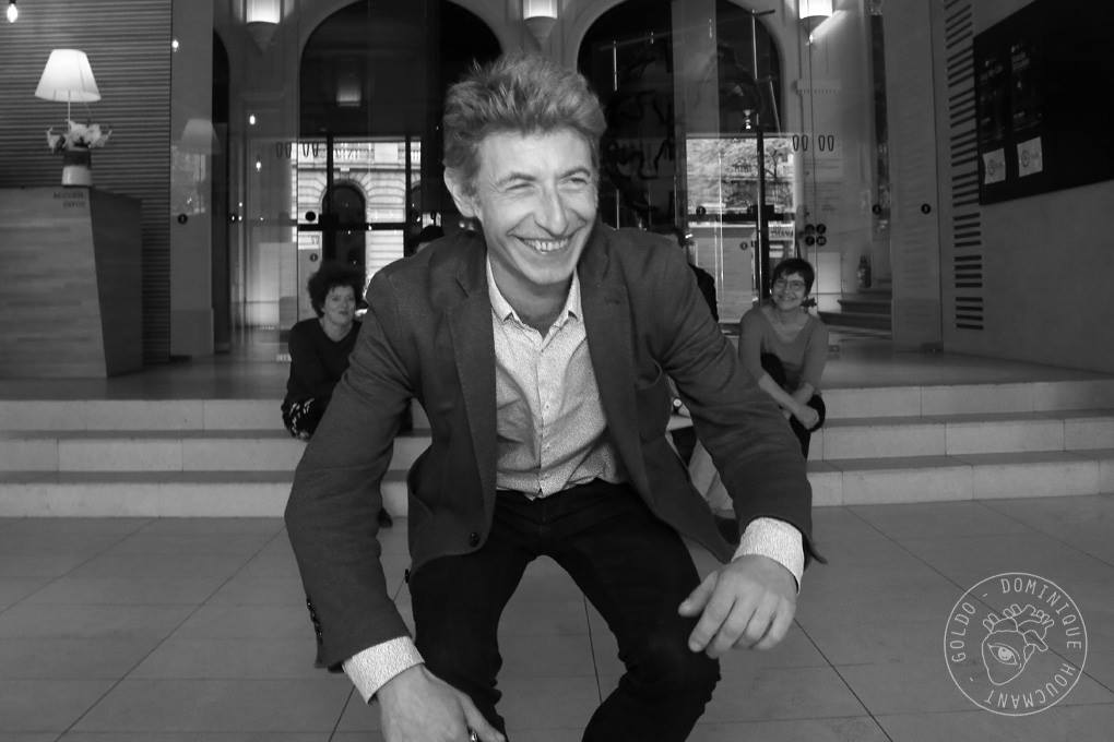 On salue le départ de Renaud Riga et on revient vite vers le monde horrible qu’il vient de quitter (merci à Goldo / Dominique Houcmant pour les photos)