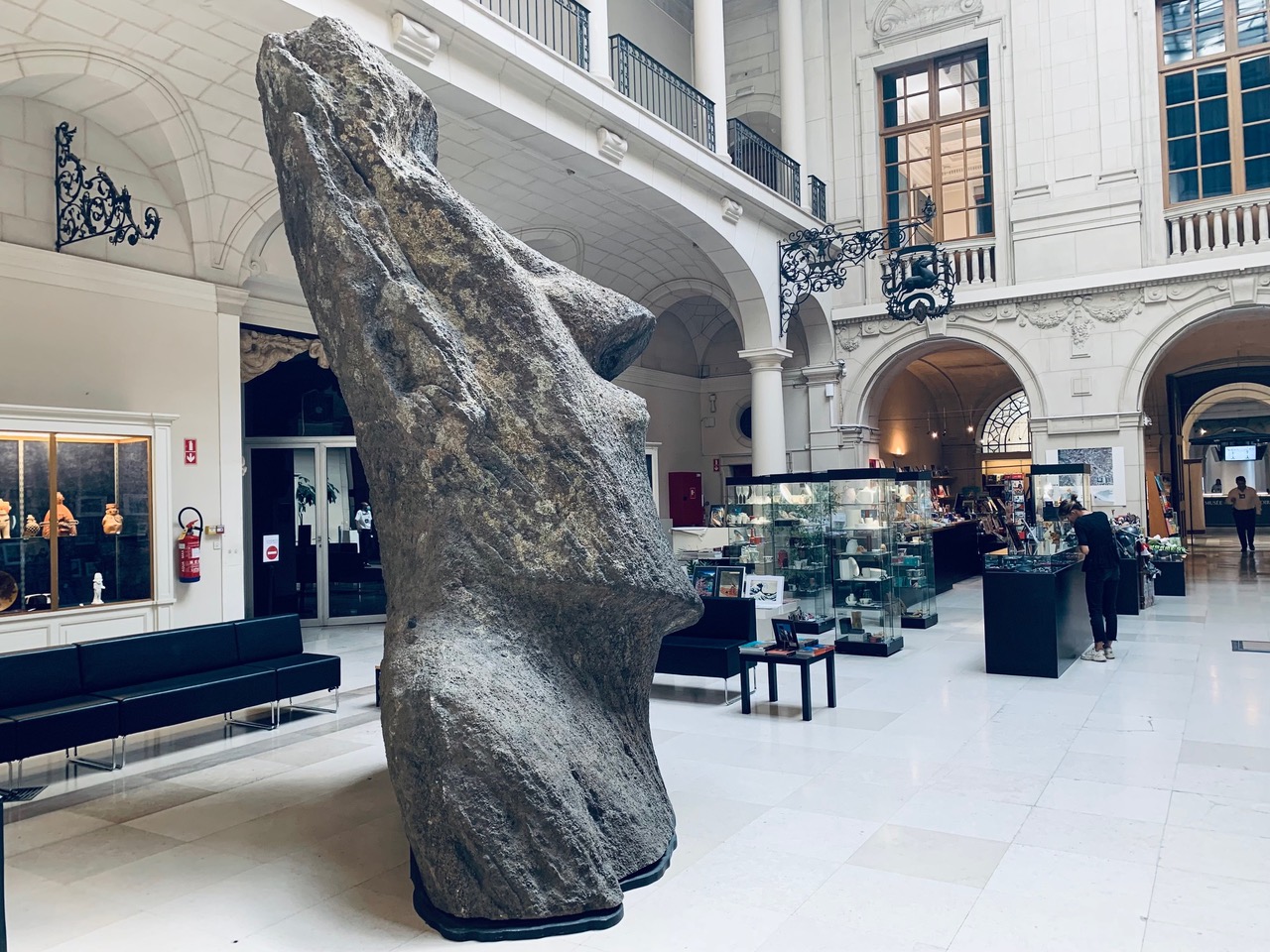 Cette statue est une œuvre maîtresse du musée. Pour s’en convaincre, si on n’a pas lu les textes élogieux sur le site internet et dans le dépliant, il suffit de se promener dans le shop.