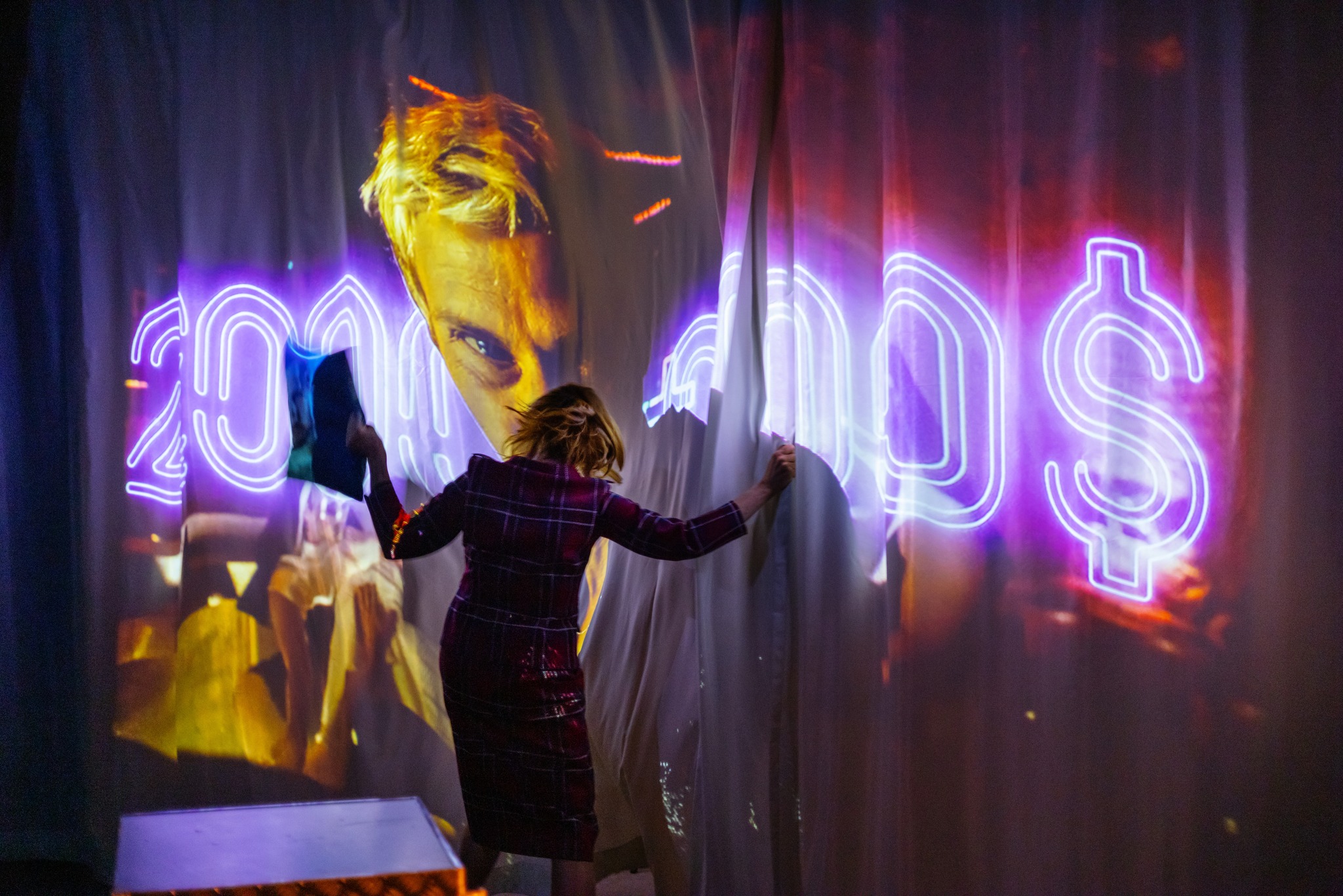 Au Théâtre des Martyrs, Isabelle Dumont interprète une quinquagénaire issue d’un milieu populaire et à la voix (vraiment) extraordinaire (Photo Émile Barret).