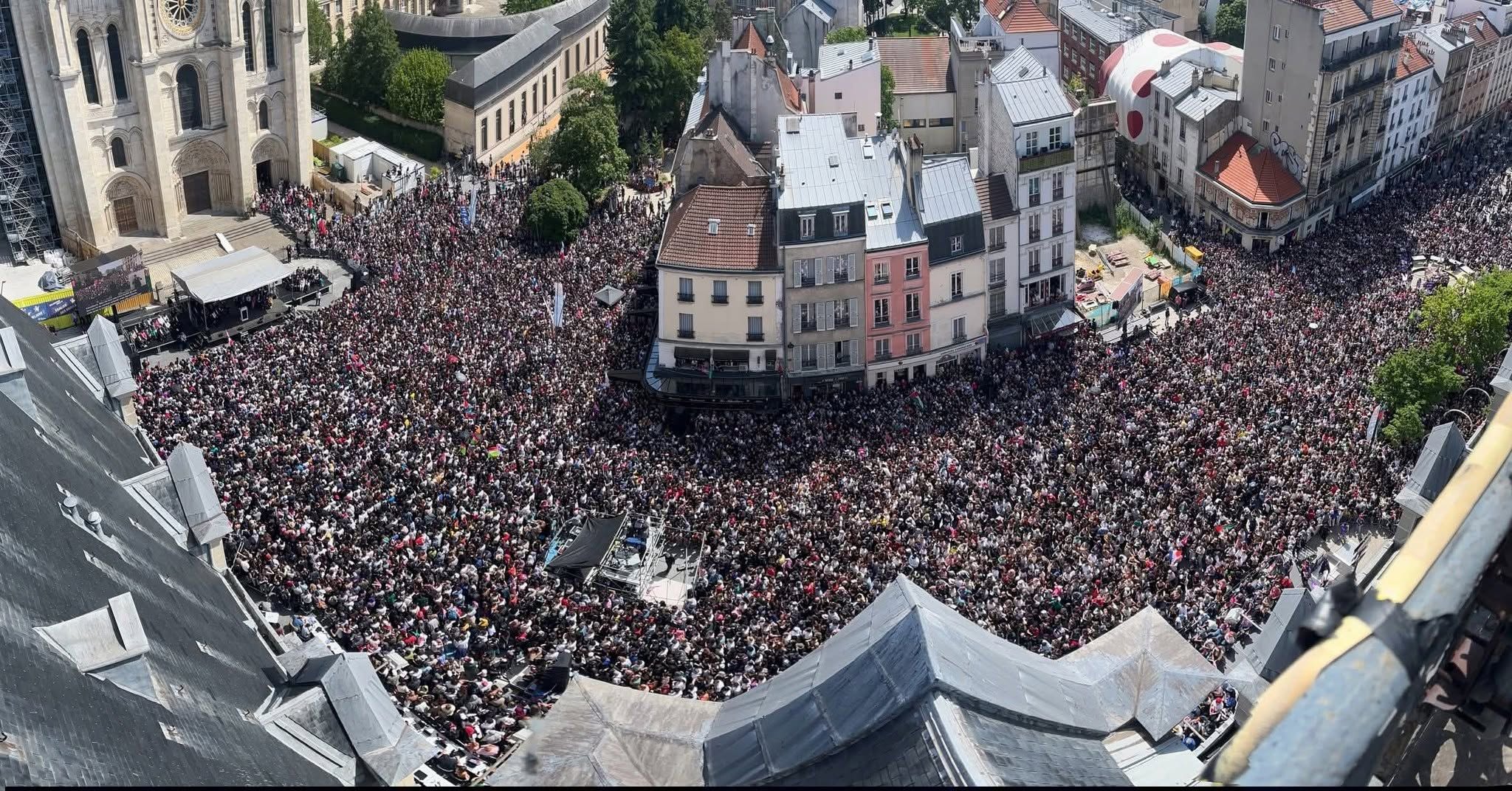 Après le meeting de Mélenchon à Saint-Denis, la situation s’est clarifiée à gauche, mais le centre et la droite françaises cherchent toujours leur candidat.