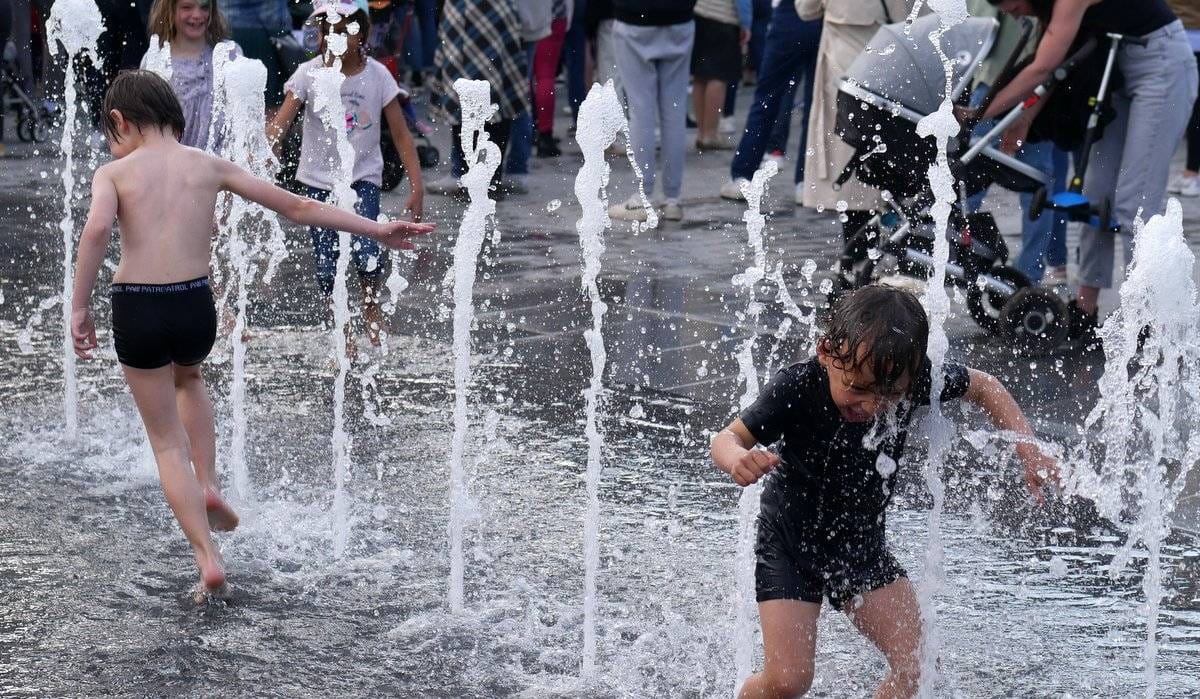 Plan canicule du gouvernement belge. Pour les pauvres ? « Buvez de l’eau ». Pour les bourgeois et les amis de Théo Francken ? « Piscine, Stella fraîches et BBQ ». Pas mieux en France.