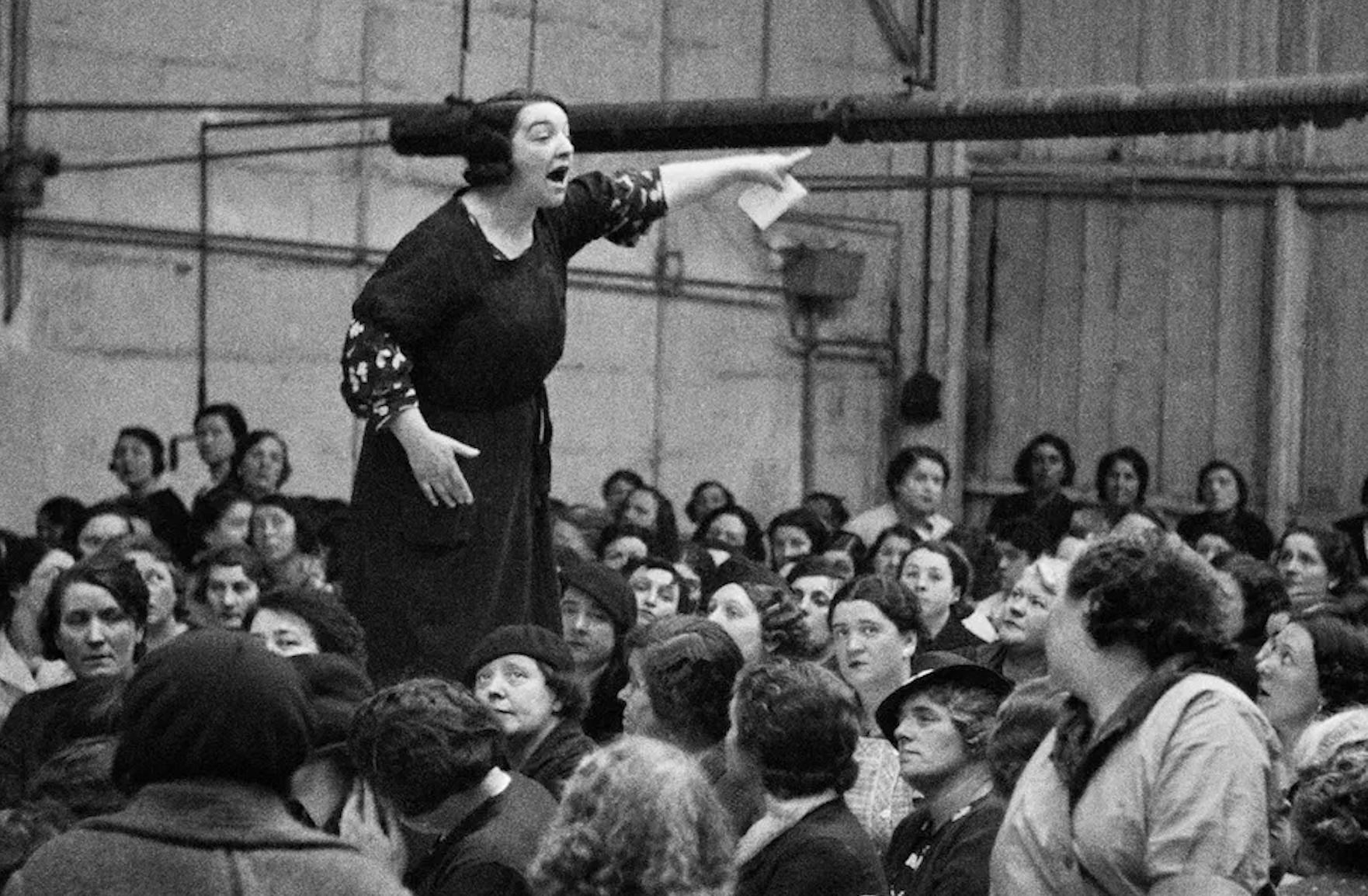 En libre lecture et visionnage, textes, poèmes, tweets, débats et vidéos glanés sur les réZOZOciaux. En photo de « une », la syndicaliste Rose Zehner aux usines Renault en 1938  (livre « Naissance d’une image » aux éditions de l’Atelier).